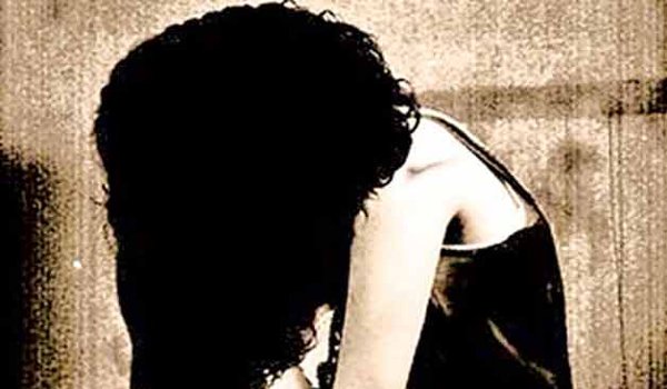 कमरे में अकेली सो रहीं नाबालिग छात्रा के साथ दुष्कर्म कमरे में अकेली सो रहीं नाबालिग छात्रा के साथ दुष्कर्म