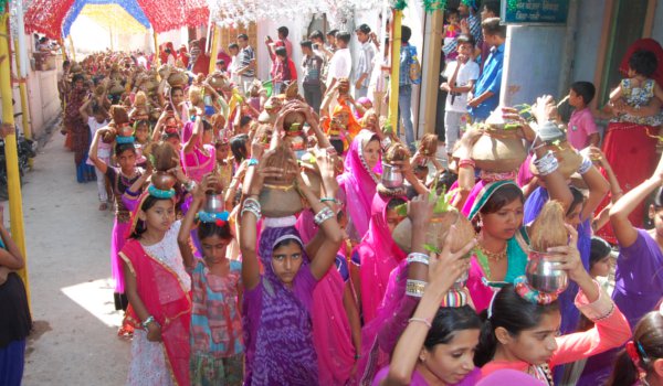 खिंवाडा बालाजी मेला : 2101 कन्याओं ने धारण किए कलश खिंवाडा बालाजी मेला : 2101 कन्याओं ने धारण किए कलश