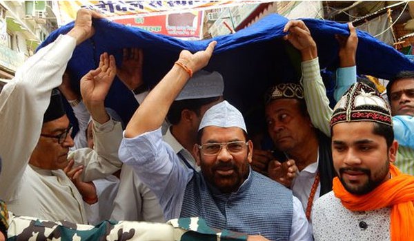 mukhtar abbas Naqvi offers chadar at ajmer sharif Dargah on behalf of pm modi, prays for kerala temple fire victims