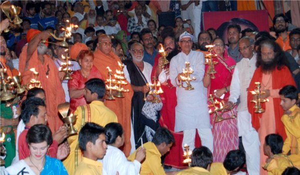 पहले शाही स्नान के बाद दूसरी बार उज्जैन पहुंचे मुख्यमंत्री शिवराज सिंह चौहान पहले शाही स्नान के बाद दूसरी बार उज्जैन पहुंचे मुख्यमंत्री शिवराज सिंह चौहान