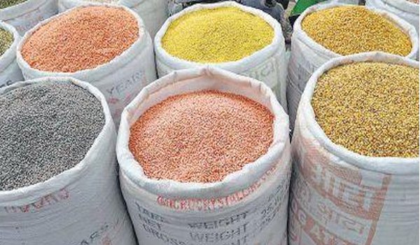दालों के बढ़ते दाम से खाने की थाली पर पड़ा असर दालों के बढ़ते दाम से खाने की थाली पर पड़ा असर