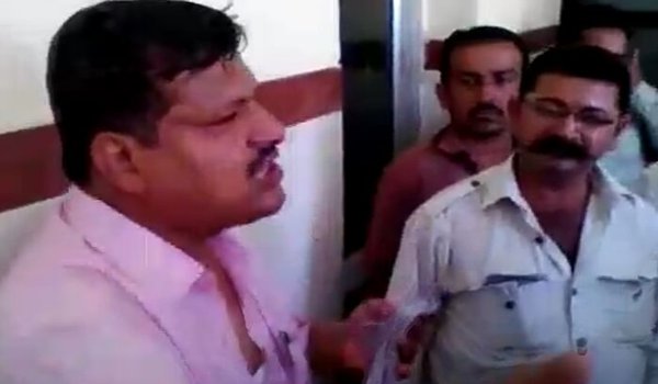 नगरपरिषद में पार्षद पति ने किया आत्मदाह का प्रयास नगरपरिषद में पार्षद पति ने किया आत्मदाह का प्रयास