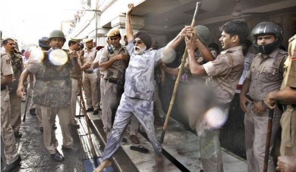 इंदिरा गांधी ने दरबार साहिब, केजरीवाल ने गुरुद्वारा शीशगंज पर किया हमला : शिअद इंदिरा गांधी ने दरबार साहिब, केजरीवाल ने गुरुद्वारा शीशगंज पर किया हमला : शिअद