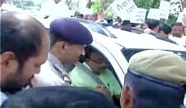 बीजेपी नेता विजय गोयल ने किया सम-विषम योजना का उल्लंघन बीजेपी नेता विजय गोयल ने किया सम-विषम योजना का उल्लंघन