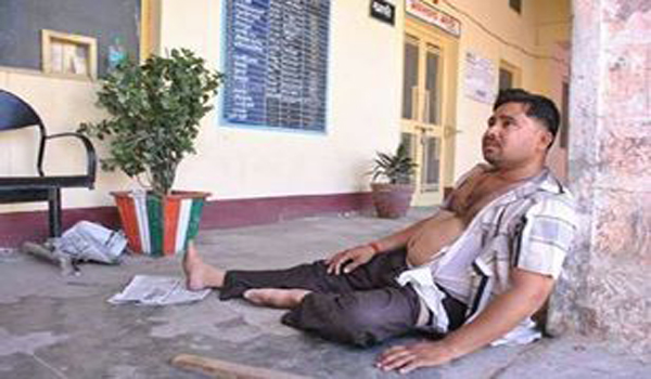 जालोर : पार्षद ने की शिकायत तो जेईएन और ठेकेदार ने पीटा जालोर : पार्षद ने की शिकायत तो जेईएन और ठेकेदार ने पीटा