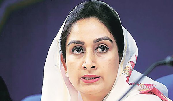 वादे नहीं निभाते इसलिए जूते खाते हैं केजरीवाल: हरसिमरत कौर बादल वादे नहीं निभाते इसलिए जूते खाते हैं केजरीवाल: हरसिमरत कौर बादल