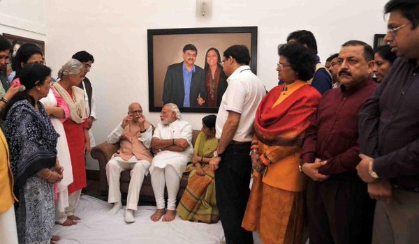 दिवंगत कमला आडवाणी को श्रद्धांजलि देने पहुंचे प्रधानमंत्री मोदी दिवंगत कमला आडवाणी को श्रद्धांजलि देने पहुंचे प्रधानमंत्री मोदी