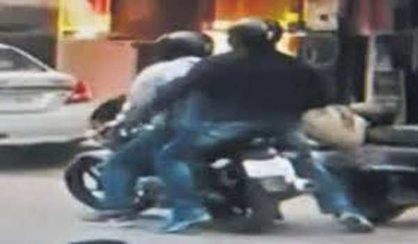 बीस लाख रुपये लूटे, पीडि़तों के भ्रमित करने से पुलिस परेशान बीस लाख रुपये लूटे, पीडि़तों के भ्रमित करने से पुलिस परेशान