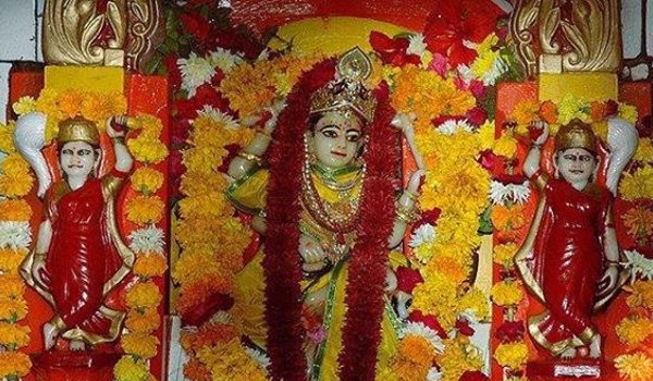 चैत्र नवरात्र : पीताम्बरा पीठ पर लगी भक्तों की भीड़