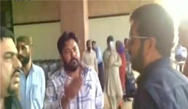 कराची हवाईअड्डे पर प्रदर्शनकारियों ने कबीर खान को घेरा