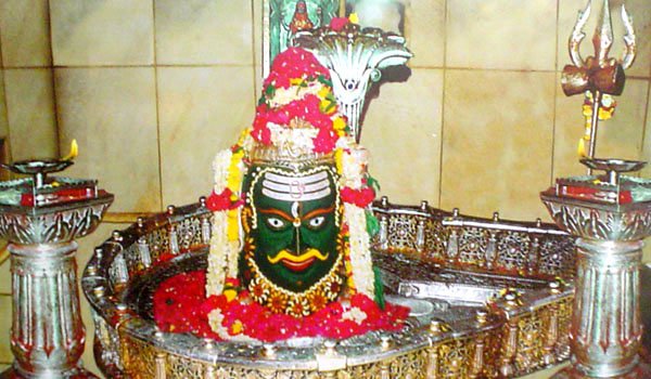 Chief Minister Shri Shivraj Singh Chouhan performed worship was with his family at Mahakal Temple, Ujjain