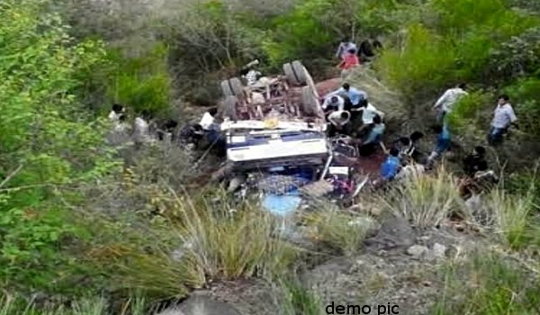 सवारी भरी मैटाडोर खाई में गिरी, 23 लोग घायल