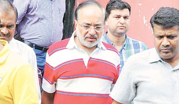 महाघूसकांड में कोर्ट के आदेश का इंतजार, नहीं हुई रिहाई महाघूसकांड में कोर्ट के आदेश का इंतजार, नहीं हुई रिहाई