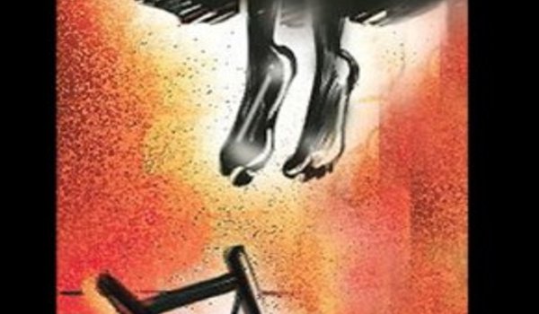 पिता की मौत से आहत विवाहिता बेटी ने ससुराल में लगाई फांसी पिता की मौत से आहत विवाहिता बेटी ने ससुराल में लगाई फांसी
