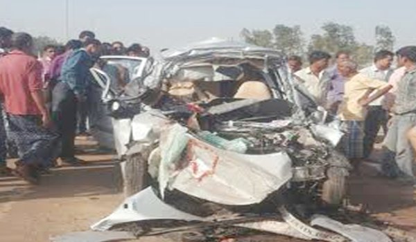 नया रायपुर में खड़े हाईवा से भिडी तेज रफ्तार कार, 3 की मौत