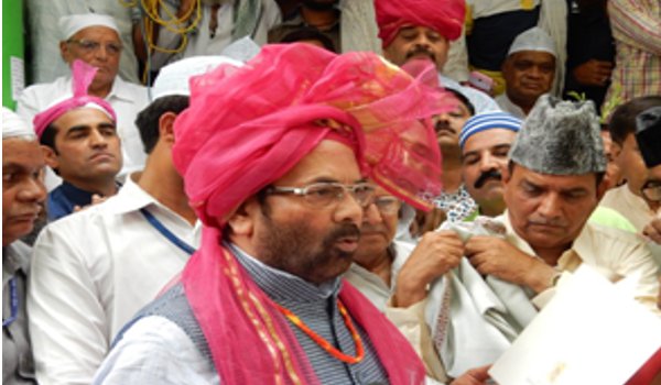 mukhtar abbas Naqvi offers chadar at ajmer sharif Dargah on behalf of pm modi, prays for kerala temple fire victims