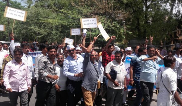 पाली जिला राशन विक्रेता संघ ने सीएम के नाम ज्ञापन सौंपा पाली जिला राशन विक्रेता संघ ने सीएम के नाम ज्ञापन सौंपा
