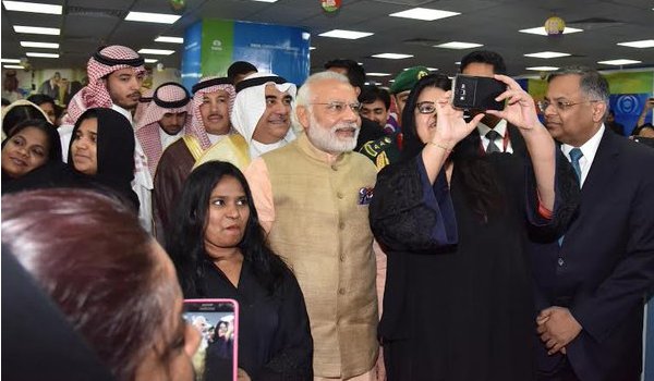 टीसीएस दफ्तर पहुंचे मोदी, गूंजे ‘भारत माता की जय’ के नारे टीसीएस दफ्तर पहुंचे मोदी, गूंजे ‘भारत माता की जय’ के नारे