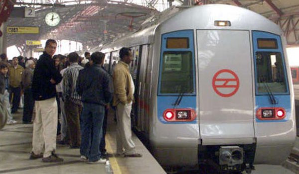 दिल्ली मेट्रो के सामने कूदकर युवक ने की ख़ुदकुशी दिल्ली मेट्रो के सामने कूदकर युवक ने की ख़ुदकुशी