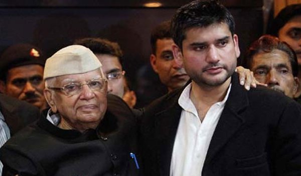 एनडी तिवारी के बेटे रोहित शेखर और कांग्रेस कार्यकर्ता में मारपीट एनडी तिवारी के बेटे रोहित शेखर और कांग्रेस कार्यकर्ता में मारपीट