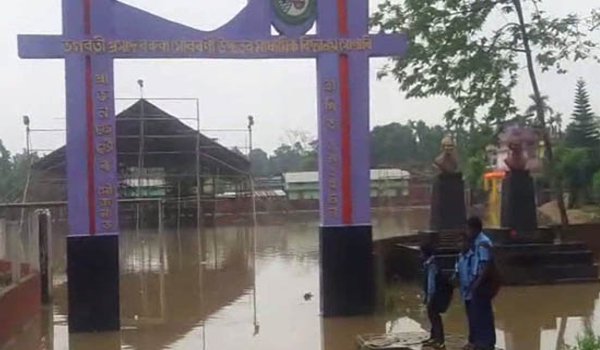 ऊपरी असम के 100 से अधिक गांव बाढ़ से प्रभावित ऊपरी असम के 100 से अधिक गांव बाढ़ से प्रभावित