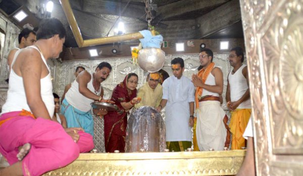 video : मुख्यमंत्री शिवराज चौहान ने किया सपरिवार महाकाल मंदिर में पूजन