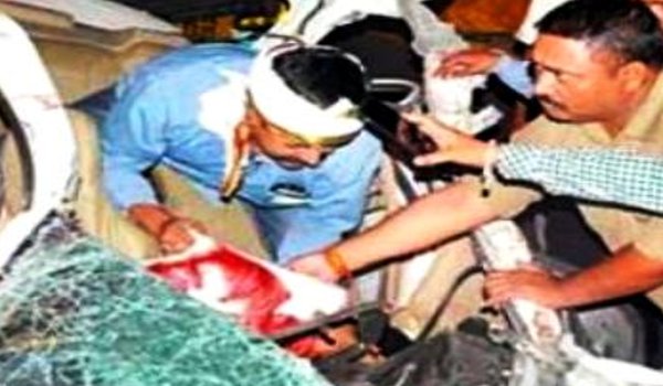 लखनऊ में भीषण सड़क दुर्घटना, सात की मौत, एक की हालत नाजुक लखनऊ में भीषण सड़क दुर्घटना, सात की मौत, एक की हालत नाजुक