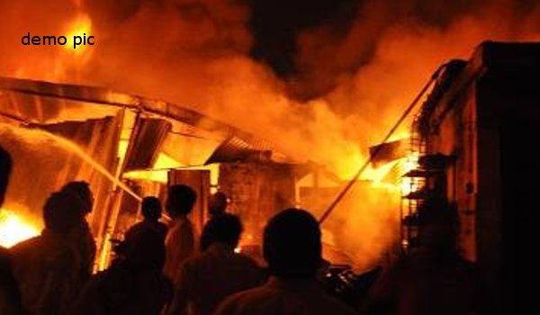 मंडप सर्विस के गोदाम में भीषण आग, लाखों रुपए का नुकसान