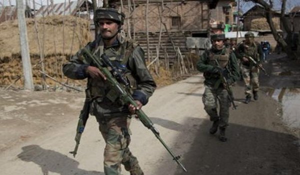 कश्मीर में सुरक्षा बलों के साथ मुठभेड़ में तीन आतंकवादी ढेर