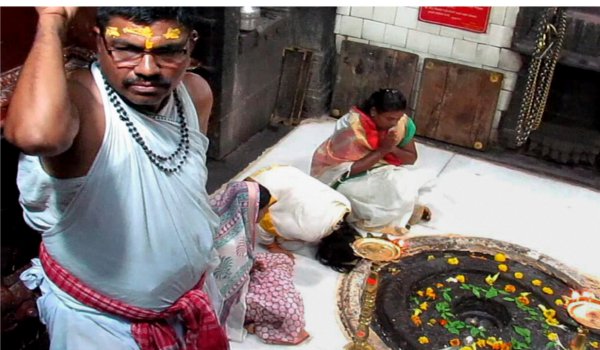 महिलाओं को संघर्ष में मिली जीत, त्र्यबकेश्वर मंदिर में किया प्रवेश महिलाओं को संघर्ष में मिली जीत, त्र्यबकेश्वर मंदिर में किया प्रवेश