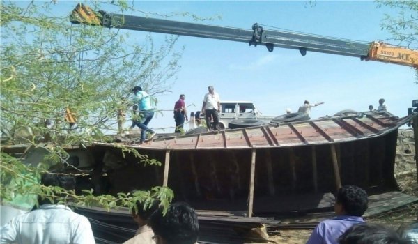 भीनमाल में लोहे से लदा ट्रक पलटा, चालक की मौत भीनमाल में लोहे से लदा ट्रक पलटा, चालक की मौत