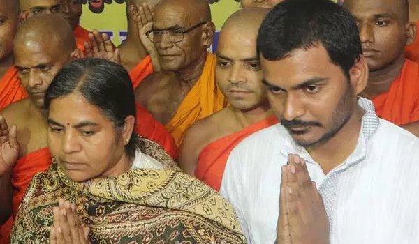 रोहित वेमुला की मां और छोटे भाई ने स्वीकारा बौद्ध धर्म रोहित वेमुला की मां और छोटे भाई ने स्वीकारा बौद्ध धर्म