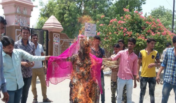 अखिल भारतीय विद्यार्थी परिषद् ने फूंका प्राचार्य का पुतला