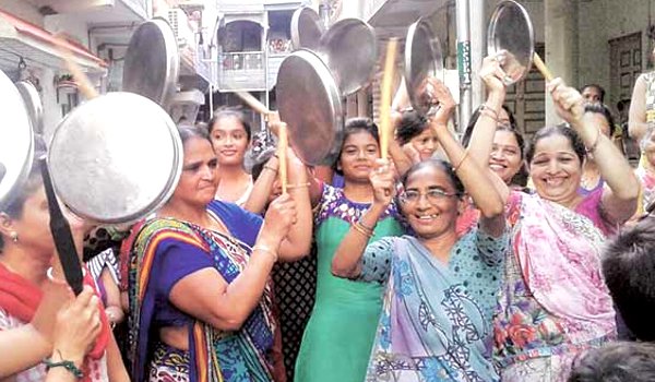 भाजपा की विकास यात्रा का विरोध : थाली-बैलन बजाए, कई अंडे फेंके भाजपा की विकास यात्रा का विरोध : थाली-बैलन बजाए, कई अंडे फेंके