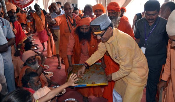 सिंहस्थ कुंभ : मुख्यमंत्री शिवराज सिंह ने संतों को परोसा भोजन