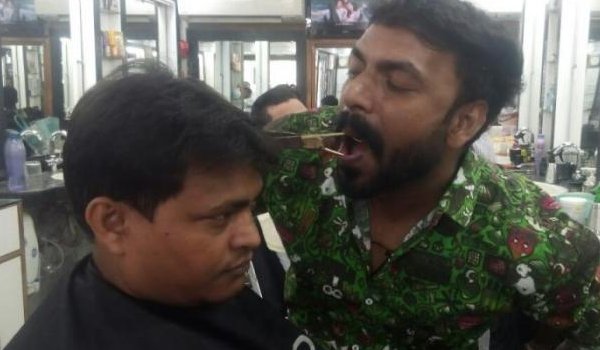 ये भी करिश्मा : अंसार अहमद मुंह में कैंची दबा काट रहे बाल ये भी करिश्मा : अंसार अहमद मुंह में कैंची दबा काट रहे बाल