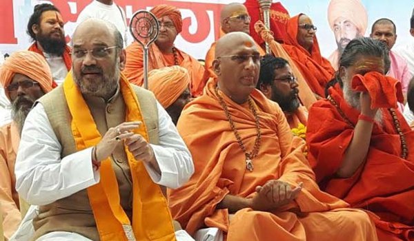 संतों के साथ अमित शाह ने लगाई क्षिप्रा में डुबकी संतों के साथ अमित शाह ने लगाई क्षिप्रा में डुबकी