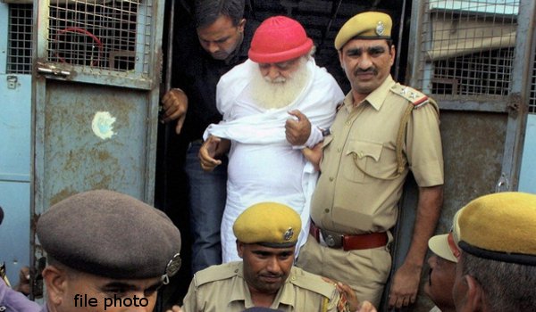 आसाराम बापू के समर्थकों ने मचाया उत्पात, पुलिस ने खदेड़ा आसाराम बापू के समर्थकों ने मचाया उत्पात, पुलिस ने खदेड़ा