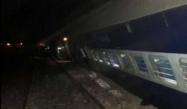 दिल्ली-फैजाबाद एक्सप्रेस ट्रेन हुई बेपटरी, 100 से ज्यादा घायल