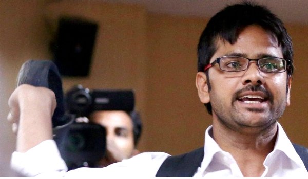 केजरीवाल पर जूता फेंकने वाले वेद प्रकाश को मिली जमानत केजरीवाल पर जूता फेंकने वाले वेद प्रकाश को मिली जमानत