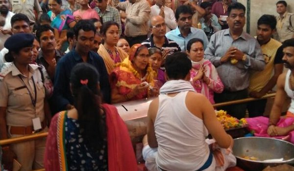 जशोदाबेन उज्जैन में, लाइन में लगकर किए महाकाल के दर्शन जशोदाबेन उज्जैन में, लाइन में लगकर किए महाकाल के दर्शन