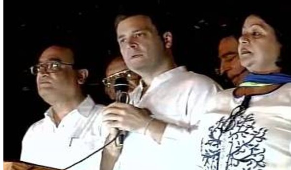 केजरीवाल के खिलाफ सडक पर उतरे राहुल गांधी, निकाला मशाल जलूस