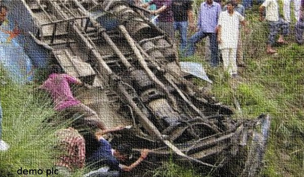 हिमाचल में बडा हादसा, वाहन खाई में गिरने से 13 की मौत