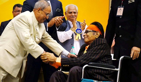 दादा साहेब फाल्के पुरस्कार से नवाजे गए मनोज कुमार दादा साहेब फाल्के पुरस्कार से नवाजे गए मनोज कुमार