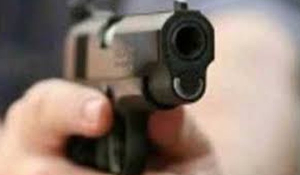 अवैध संबंध के शक में पत्नी और बेटे की गोली मारकर हत्या अवैध संबंध के शक में पत्नी और बेटे की गोली मारकर हत्या