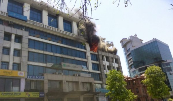 जयपुर : मॉल में भीषण आग, कई कार्यालय जलकर खाक, देखें फोटो