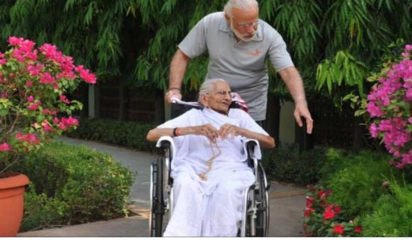 Prime Minister modi's mother visits him at 7 RCR for the first time