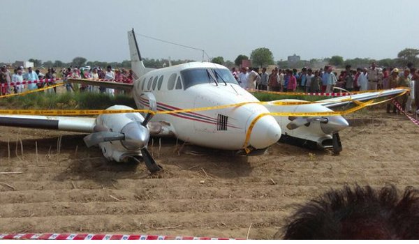 दिल्ली के नजफगढ़ में विमान की क्रैश लैंडिंग, दो घायल
