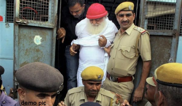 आसाराम बापू का वाहन रोकने का प्रयास, पुलिस ने समर्थकों को खदेड़ा आसाराम बापू का वाहन रोकने का प्रयास, पुलिस ने समर्थकों को खदेड़ा