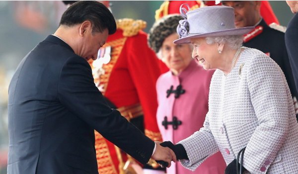 कैमरे में कैद हुई चीनी अधिकारियों पर ब्रिटिश महारानी की टिप्पणी